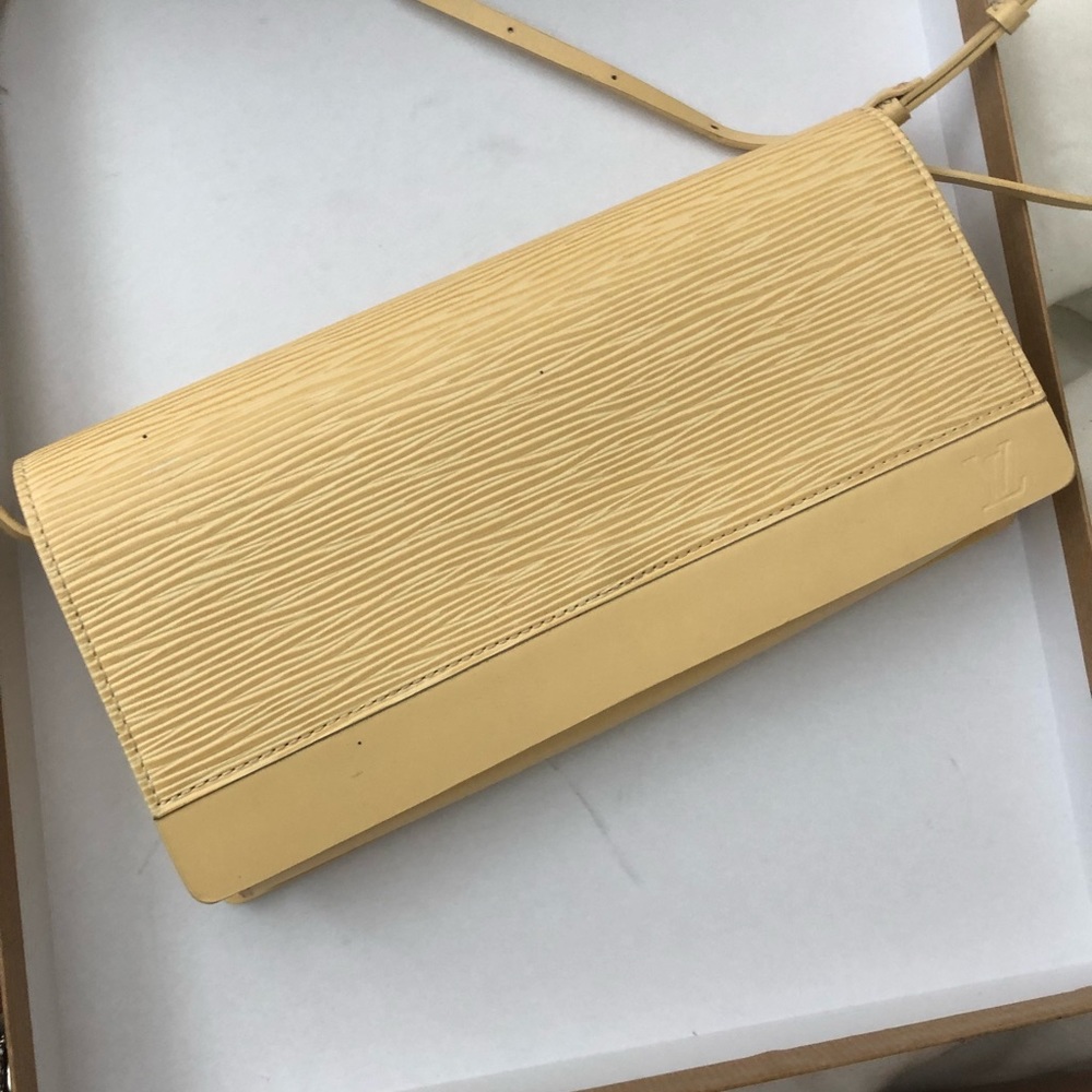 Louis Vuitton Clutch Wallet (Datecode: CA1020)